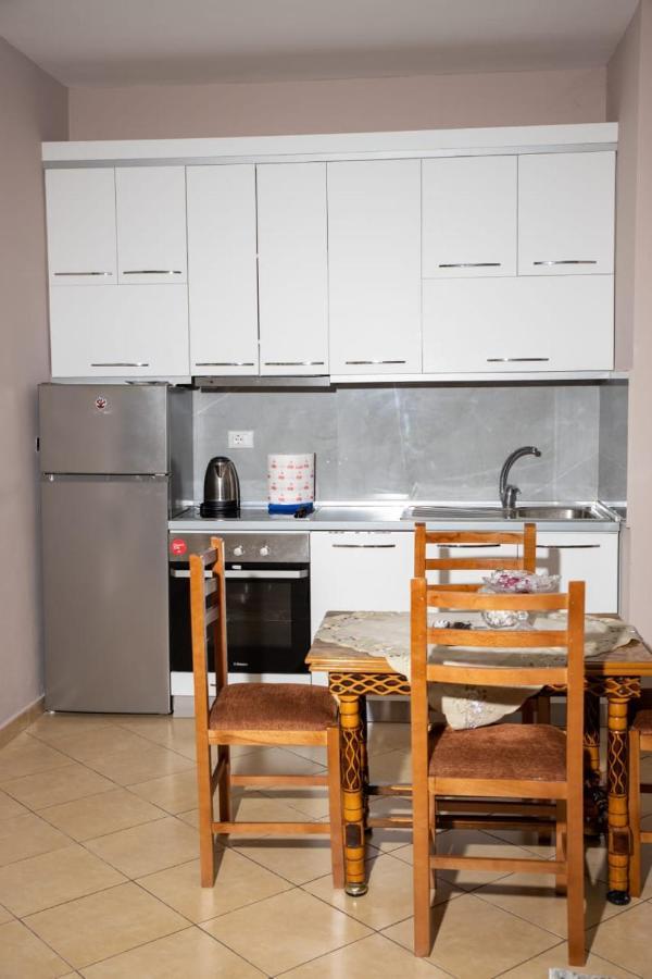Colombo'S Apartment Vlore Bagian luar foto