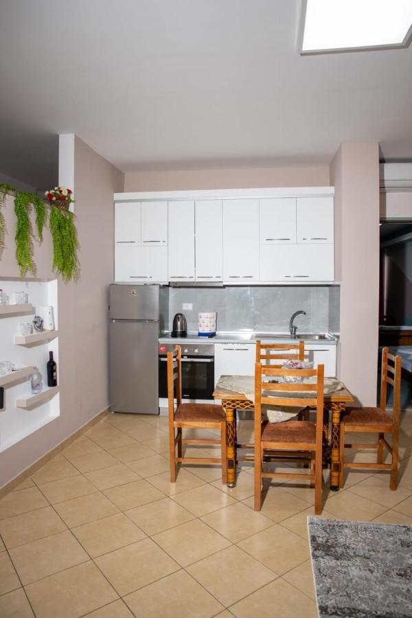 Colombo'S Apartment Vlore Bagian luar foto