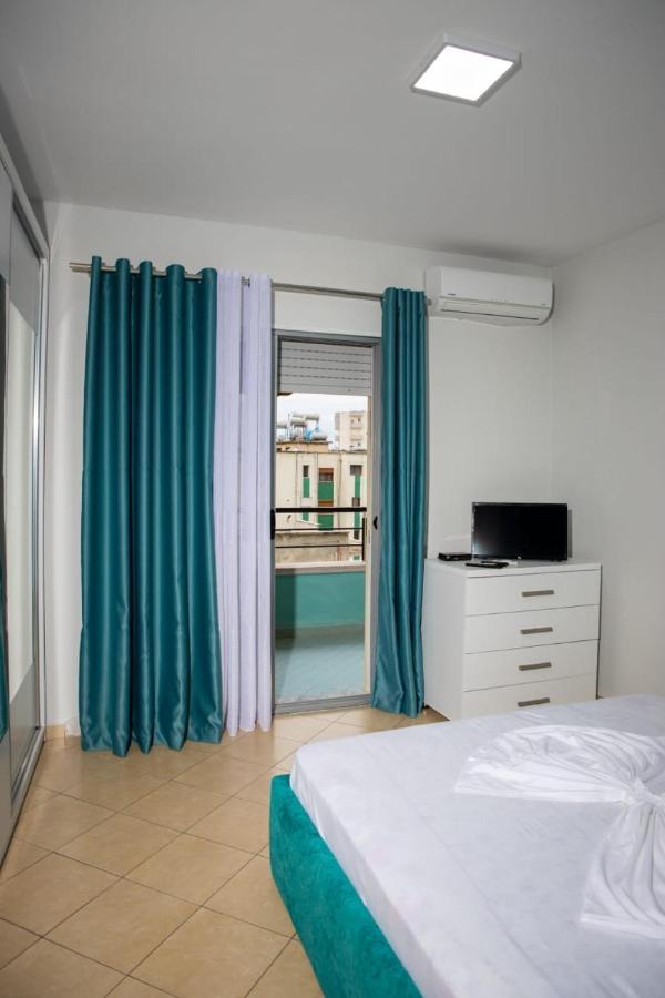 Colombo'S Apartment Vlore Bagian luar foto